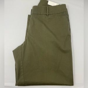 Ann Taylor Loft curvy cropped size 10 capri pants in in Olive Green. NWT